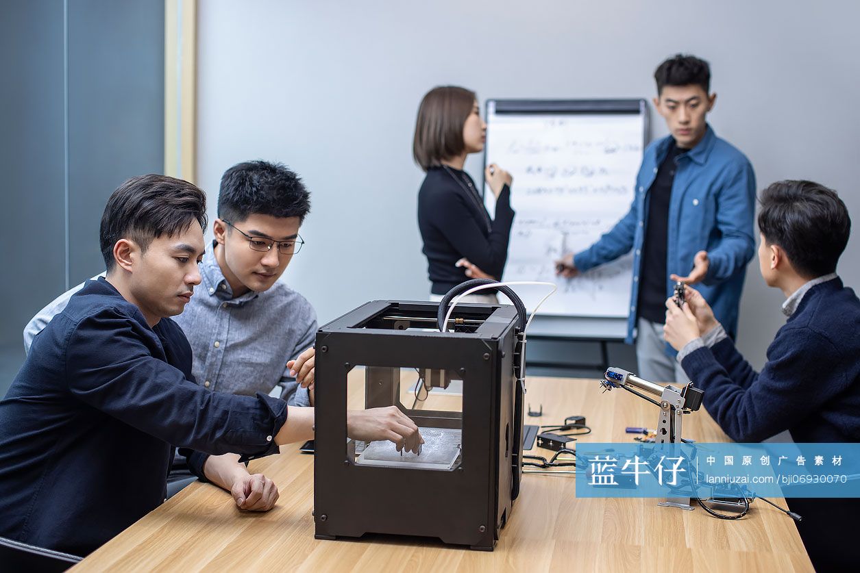 设计师团队研发3D打印机