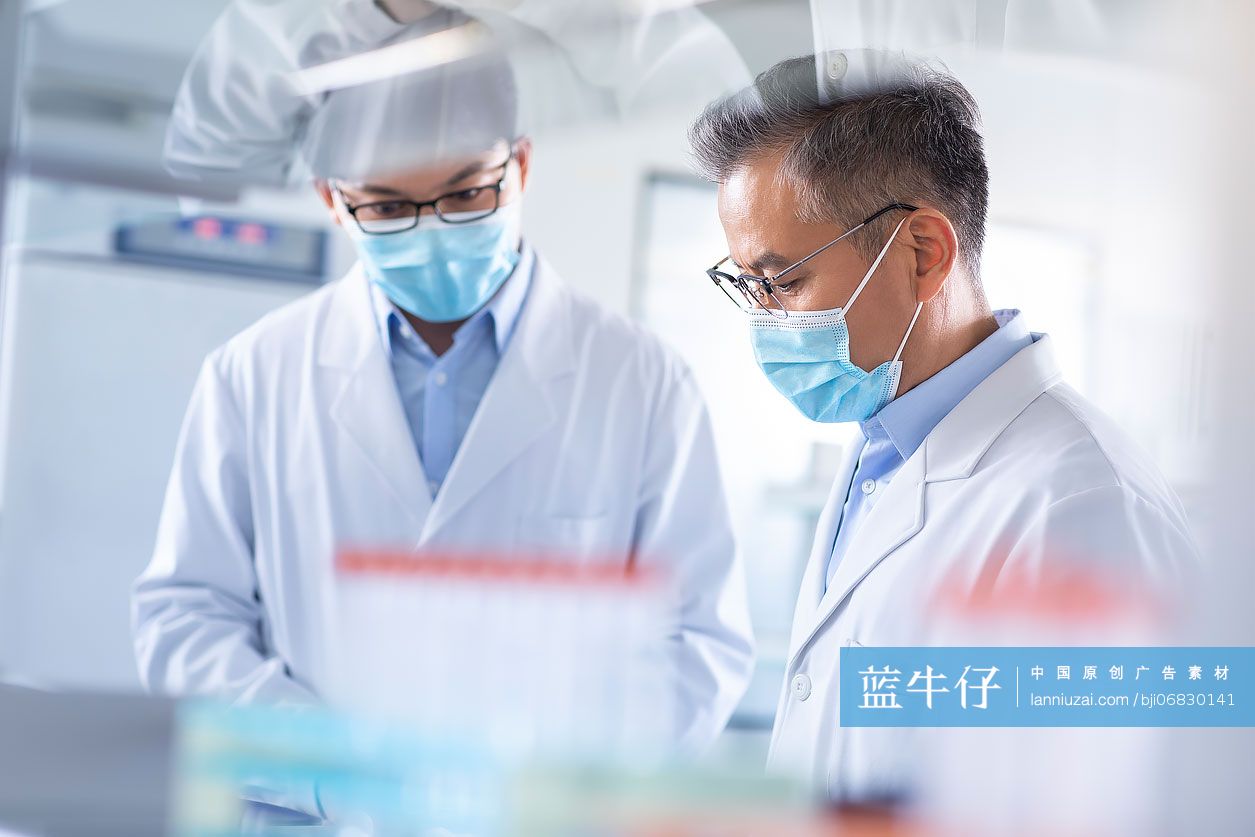 医学研究员在实验室工作