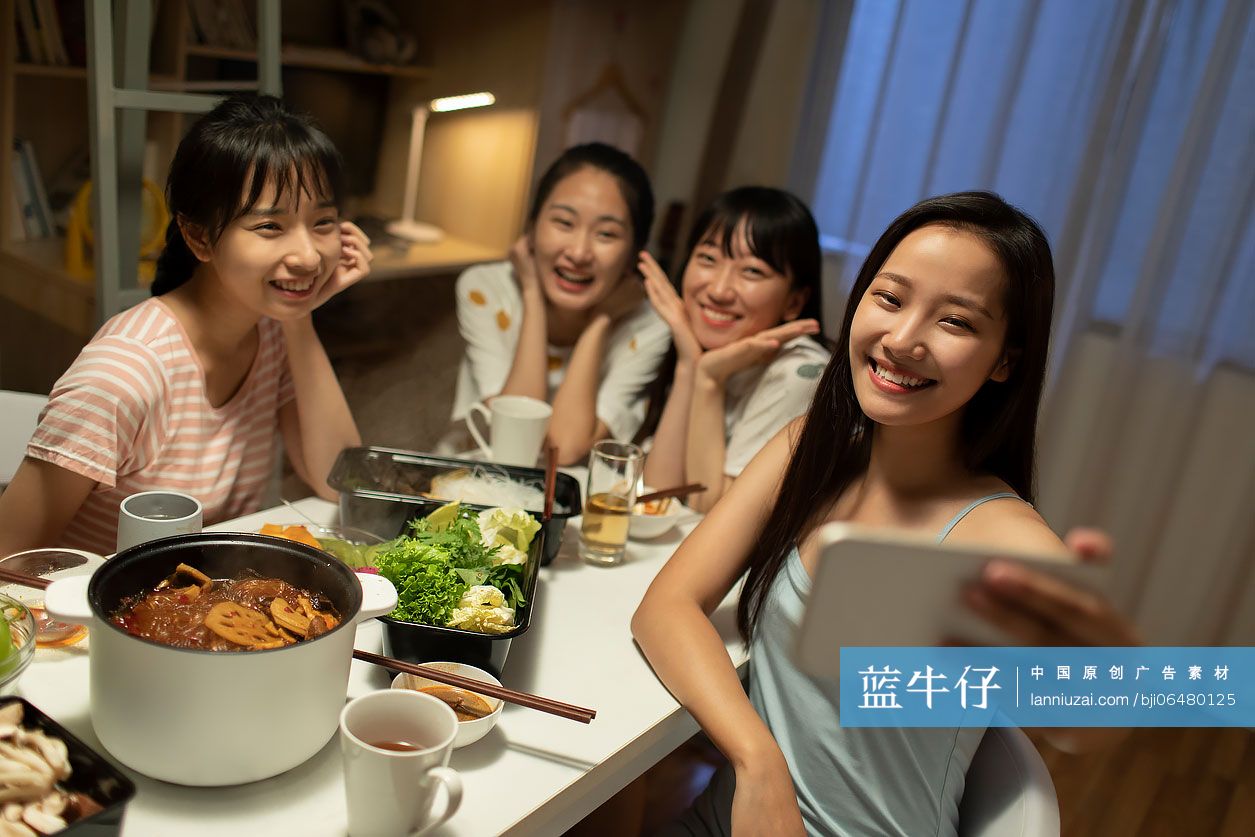 年轻大学生在宿舍吃火锅