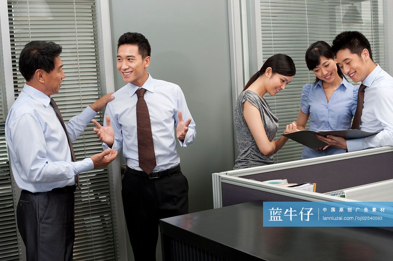 商务人士讨论工作
