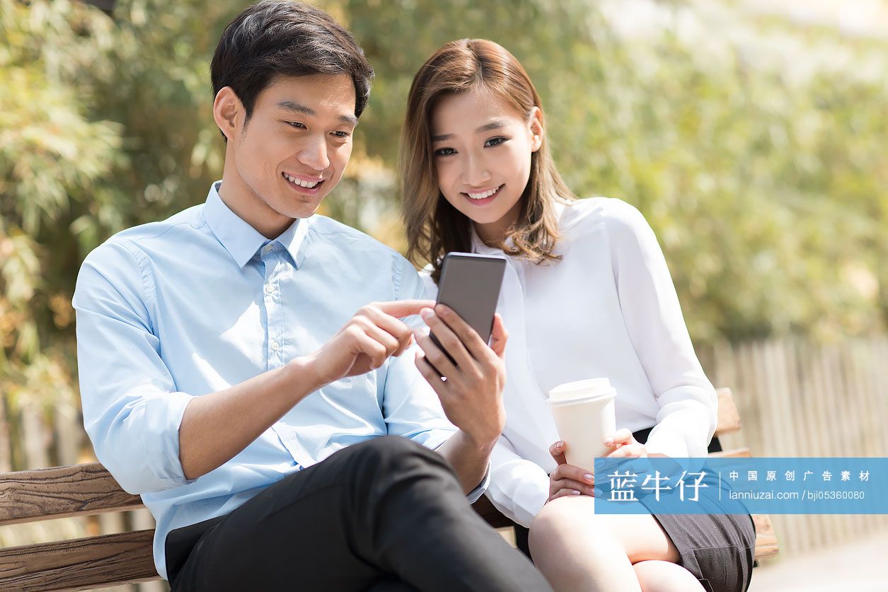 年轻商务人士在户外使用手机