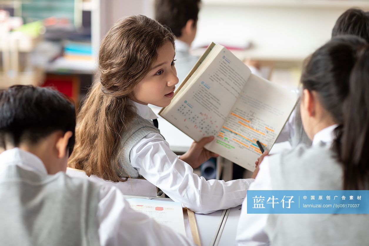 学生在教室学习