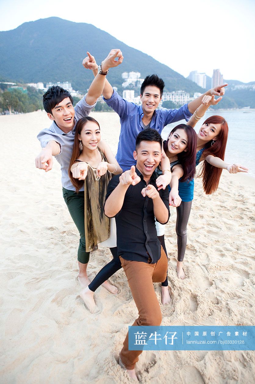 活跃的年轻人在沙滩上合影