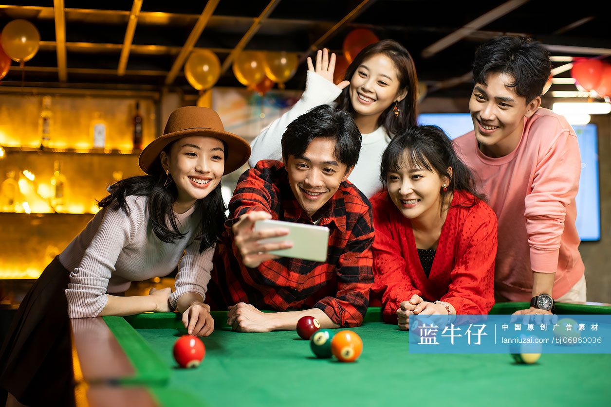 快乐的年轻人用手机自拍