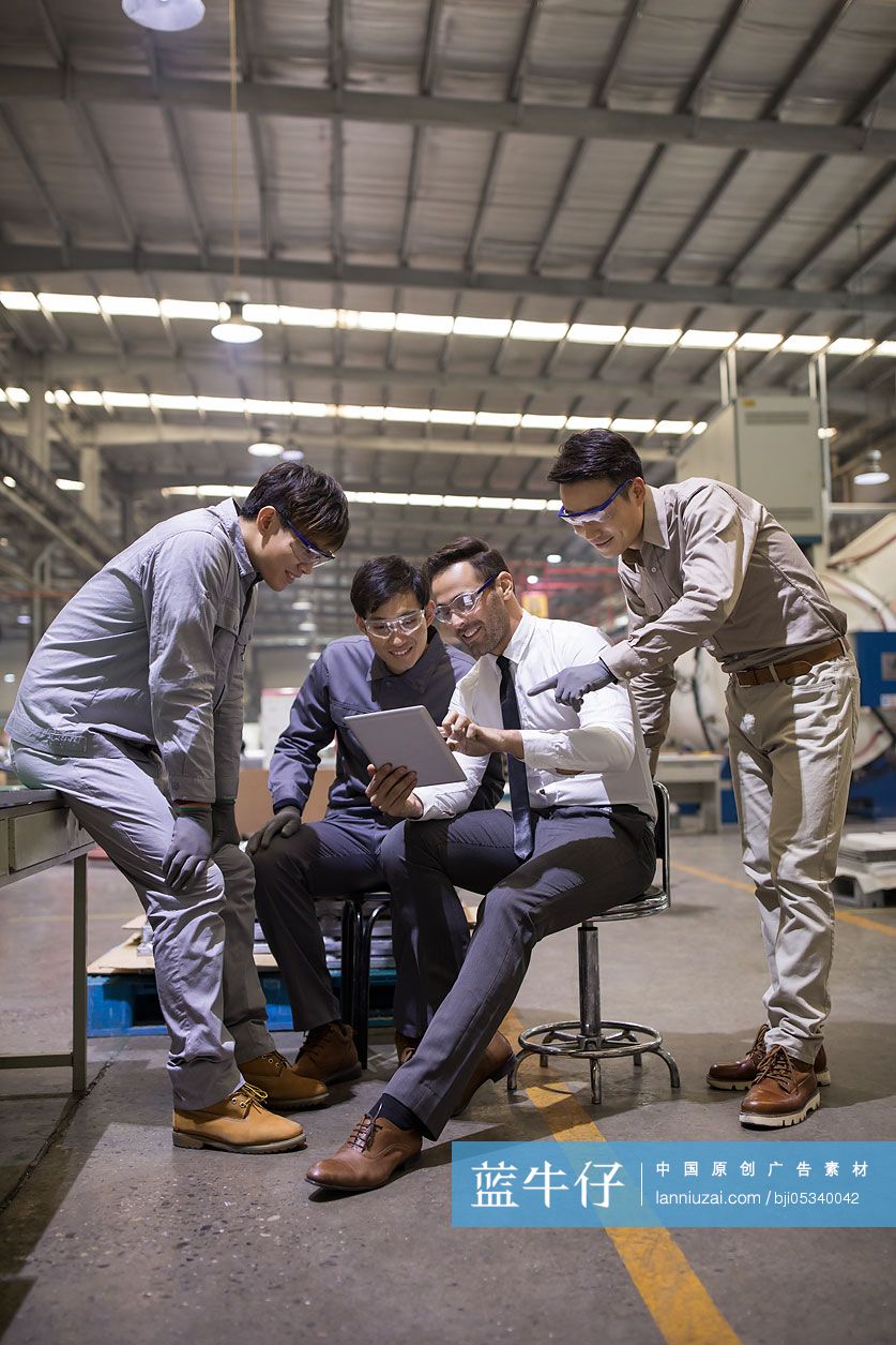 商务男士和工程师在工厂讨论工作