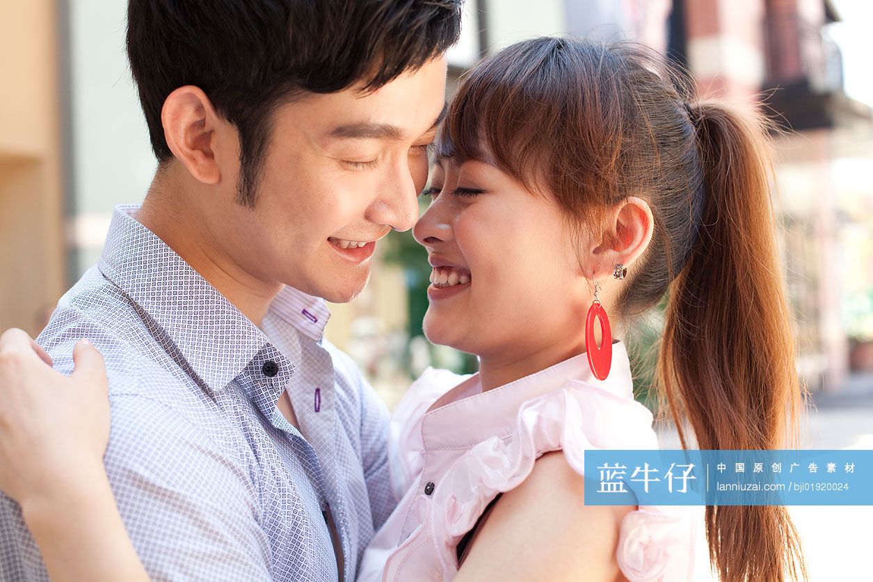 时尚年轻夫妇