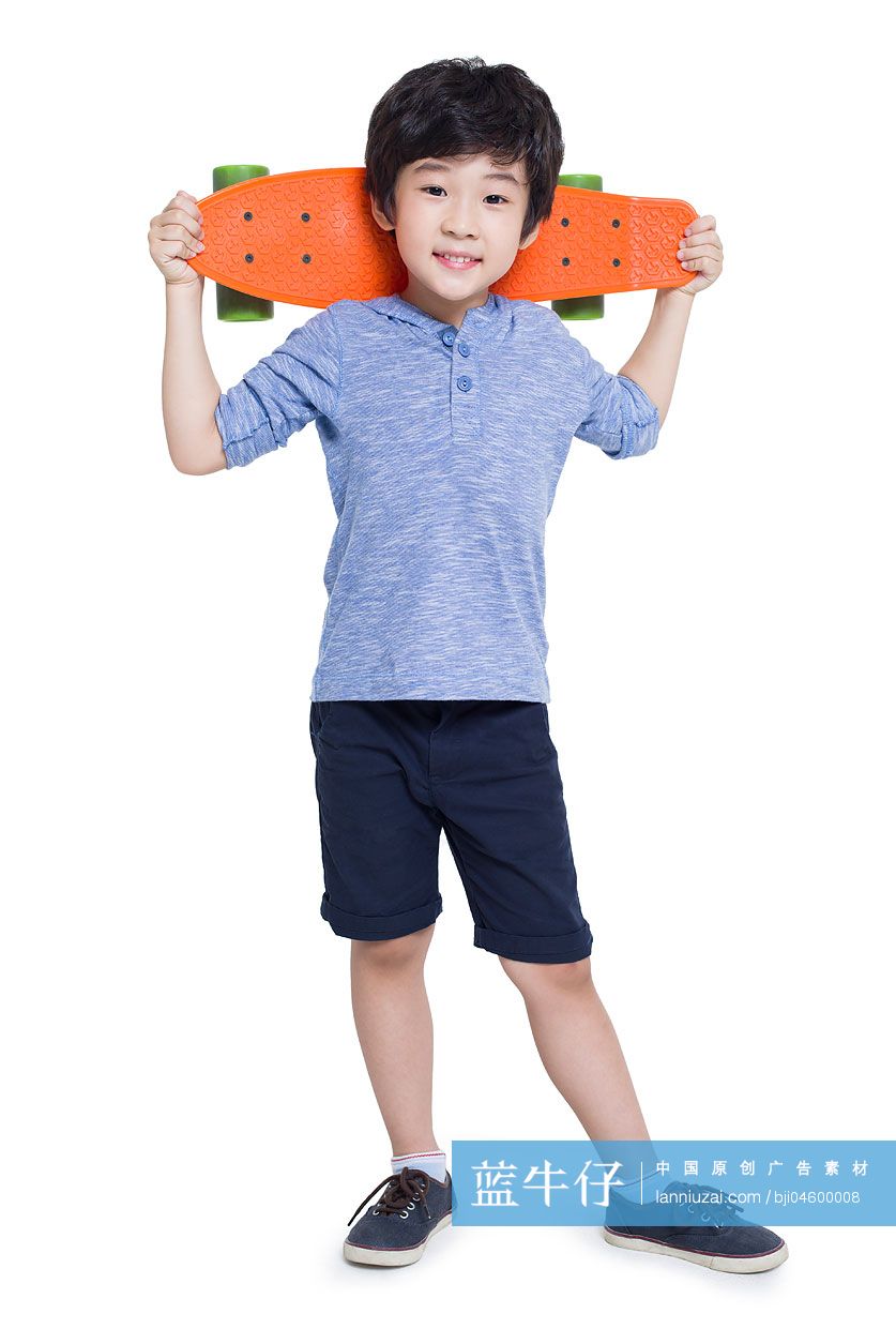 小男孩拿着滑板
