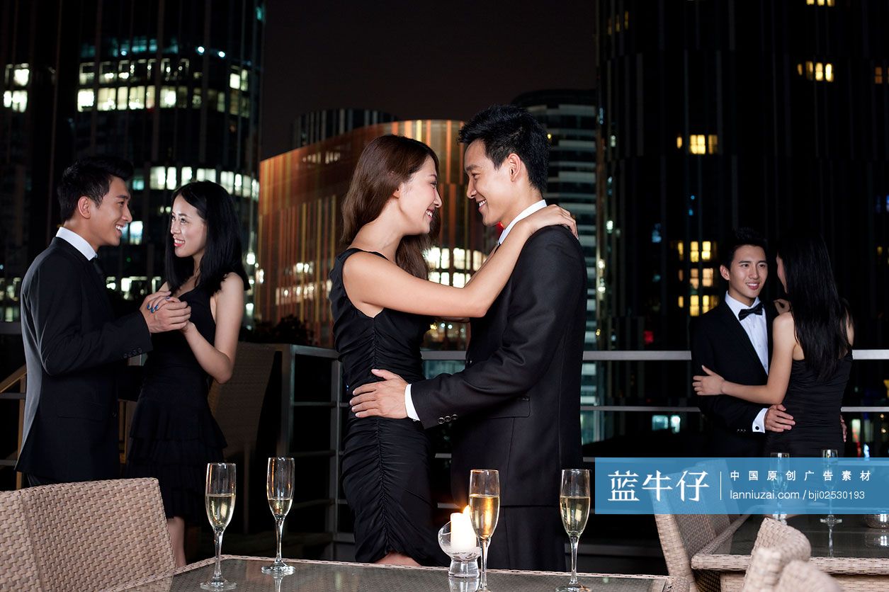 时尚青年男女开PARTY