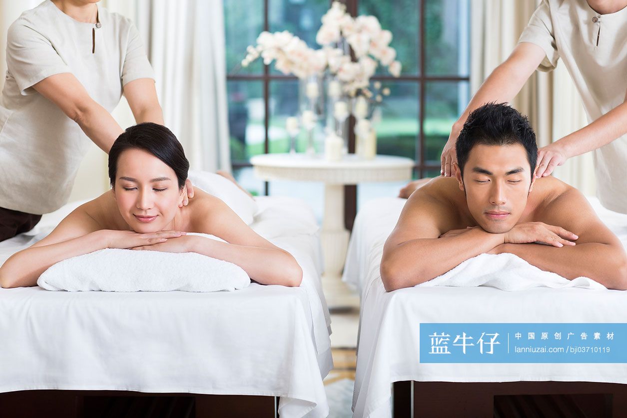 年轻情侣做Spa