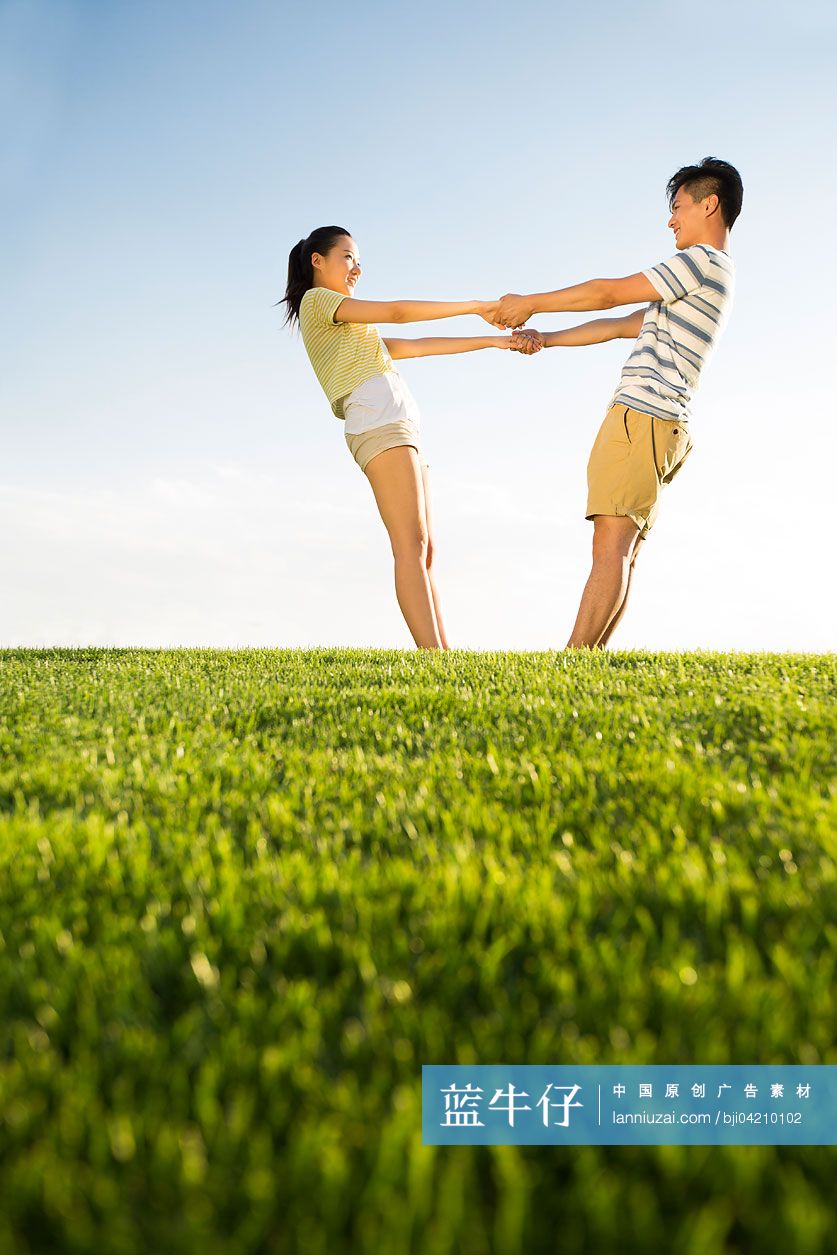 手拉手的年轻男女 蓝牛仔影像 中国原创广告影像素材
