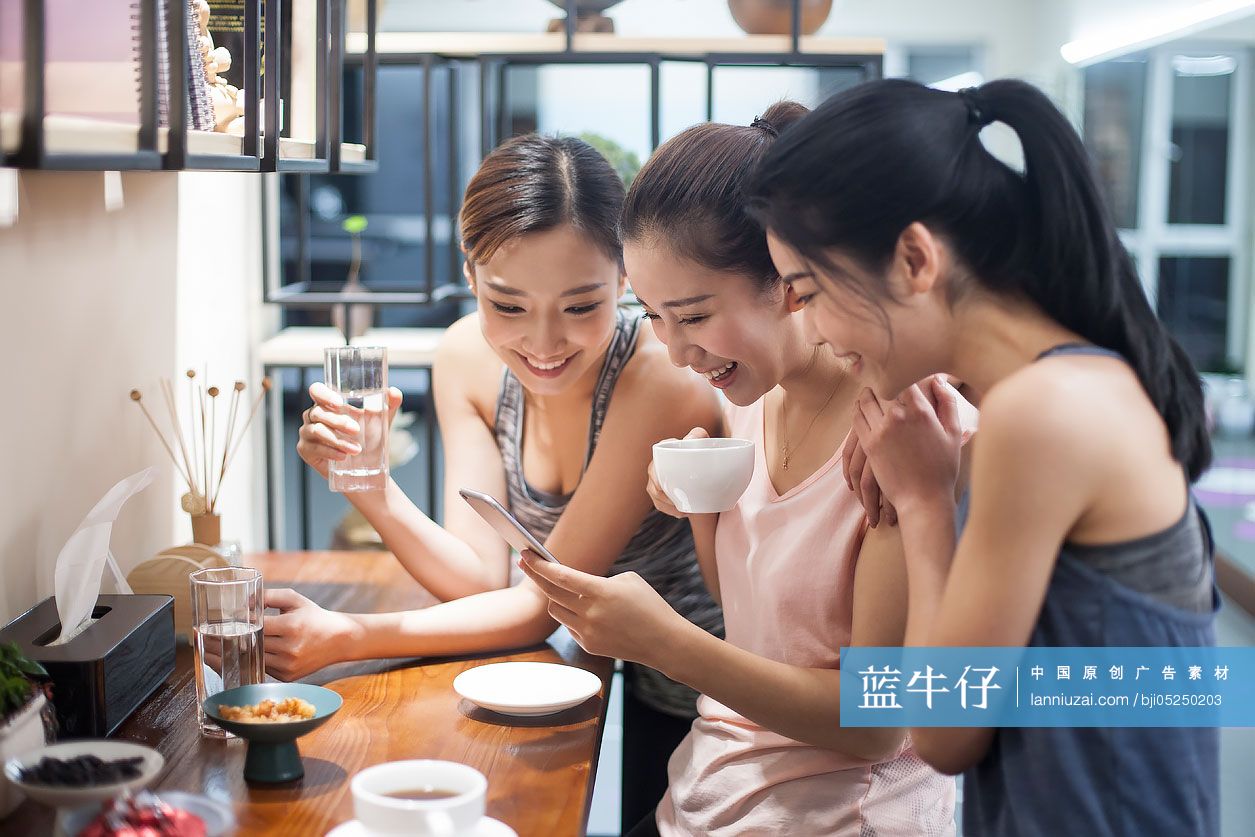 好闺蜜健身完一起喝咖啡