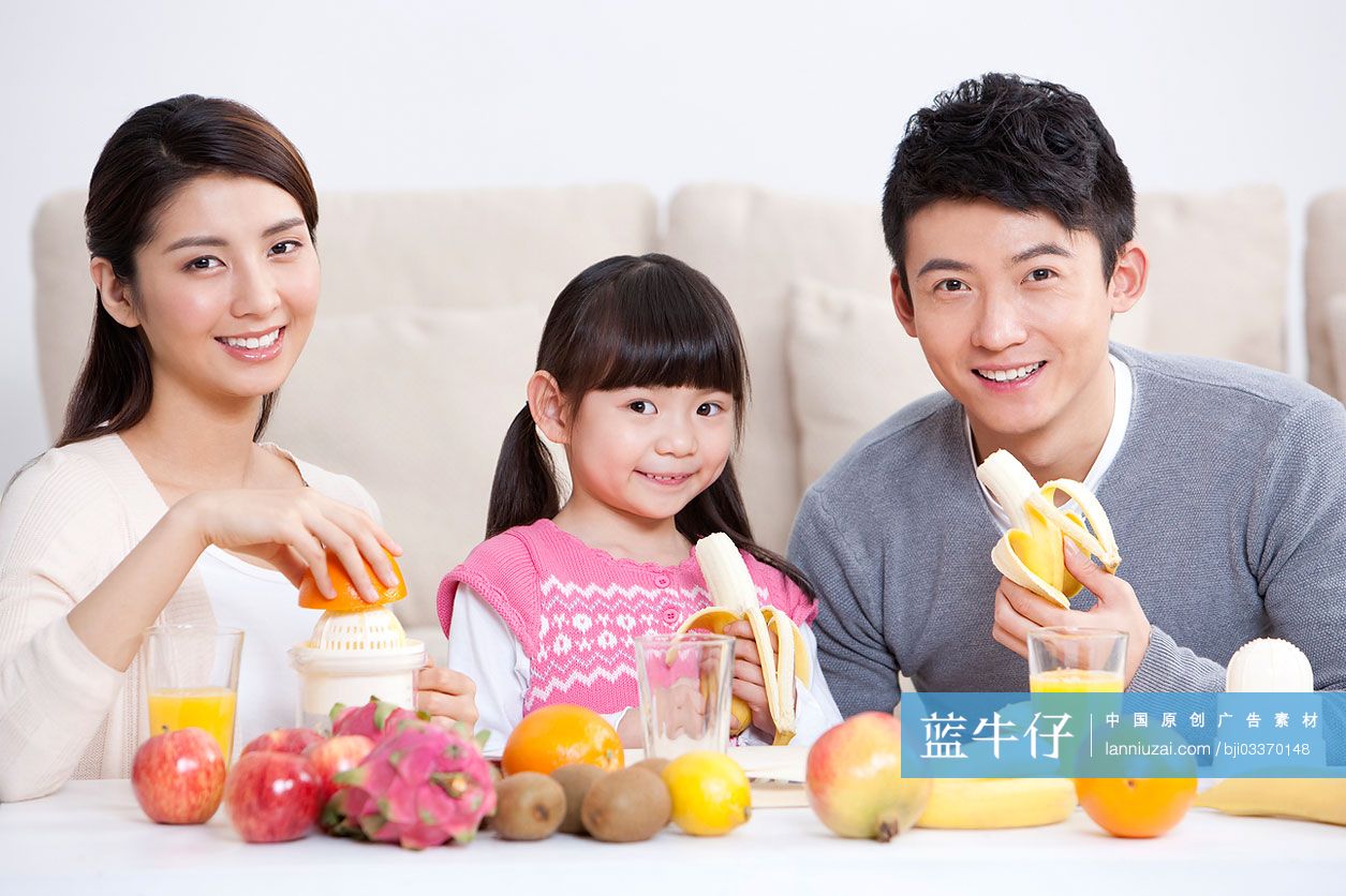 开心的一家人吃水果