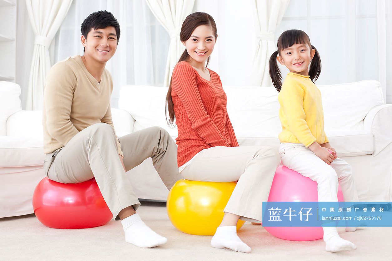 一家三口一起嬉戏