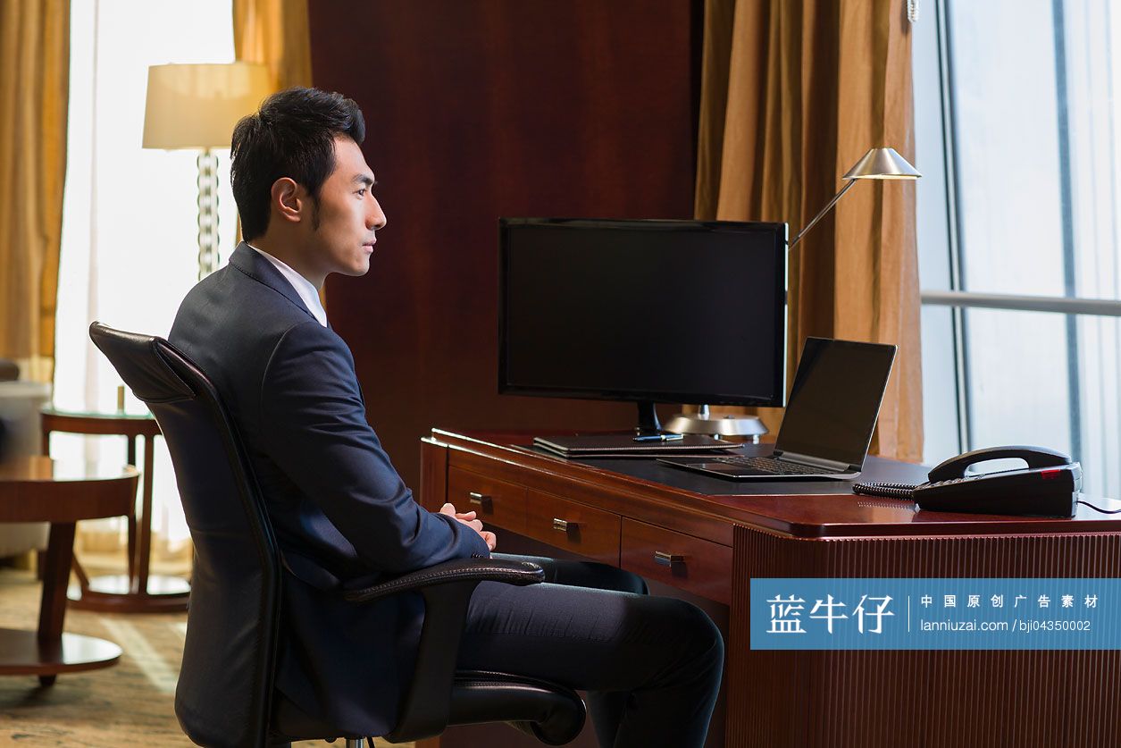 成功商务男士在书房沉思-蓝牛仔影像-中国原创广告影像素材