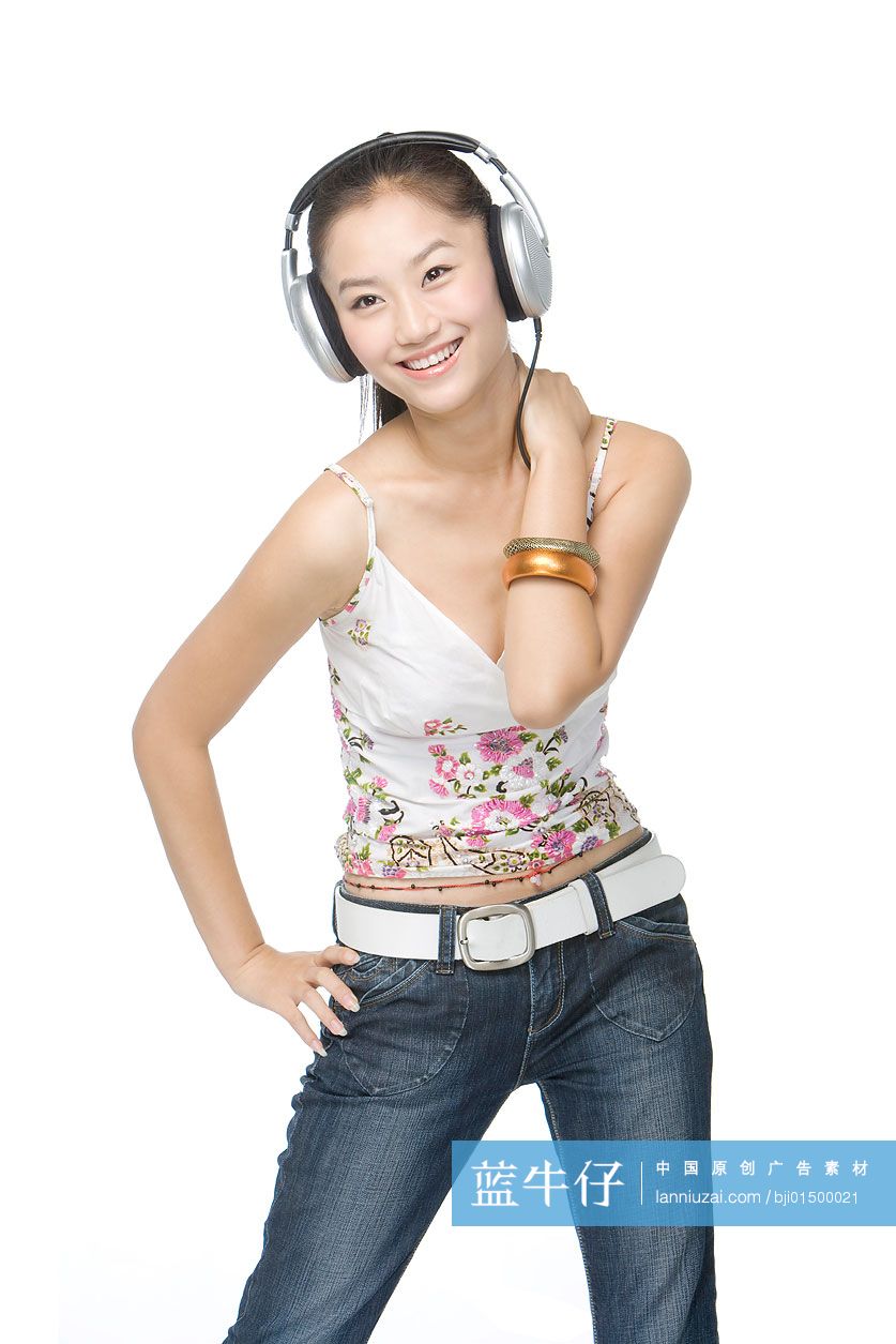时尚女青年听歌