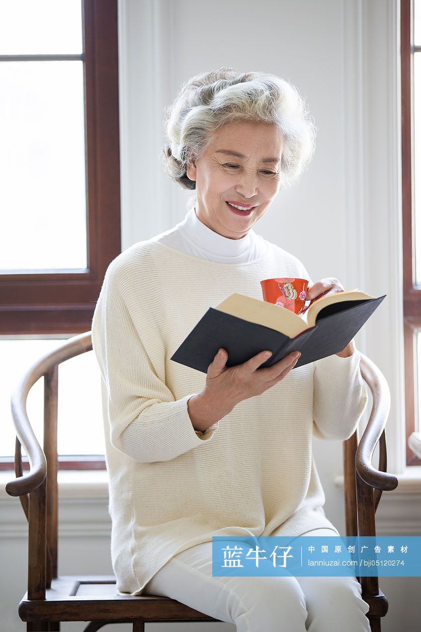 快乐的老年女子看书