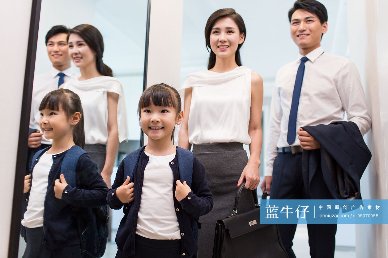 年轻父母送孩子去上学