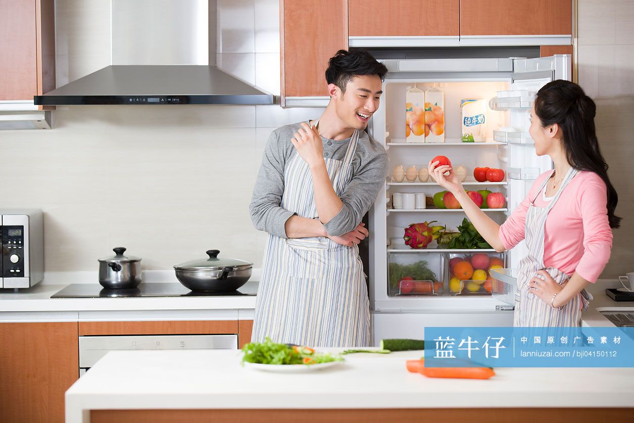 年轻夫妇做饭
