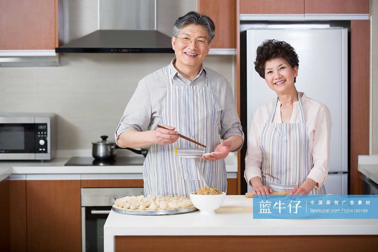 老年夫妇包饺子