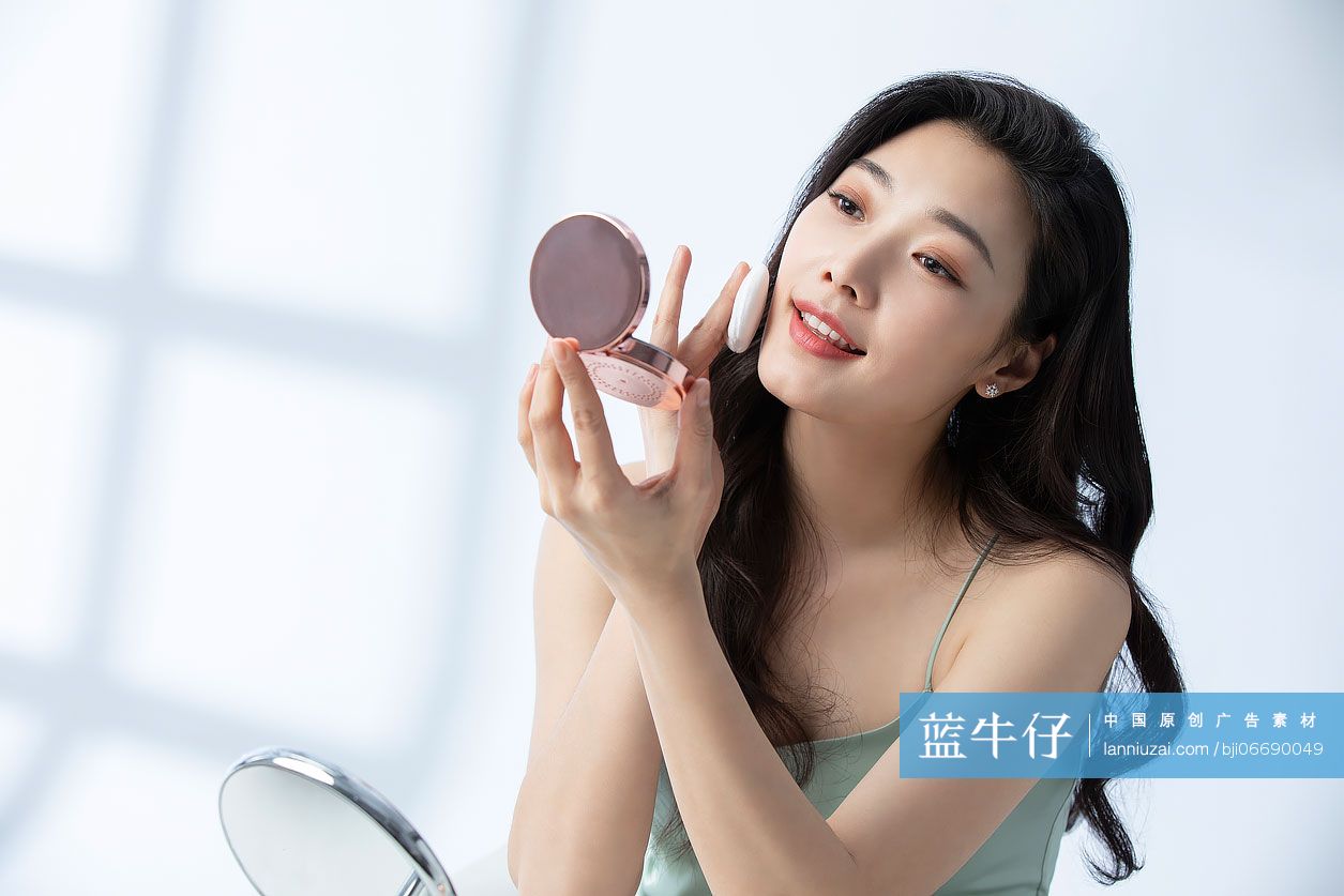 年轻美女化妆