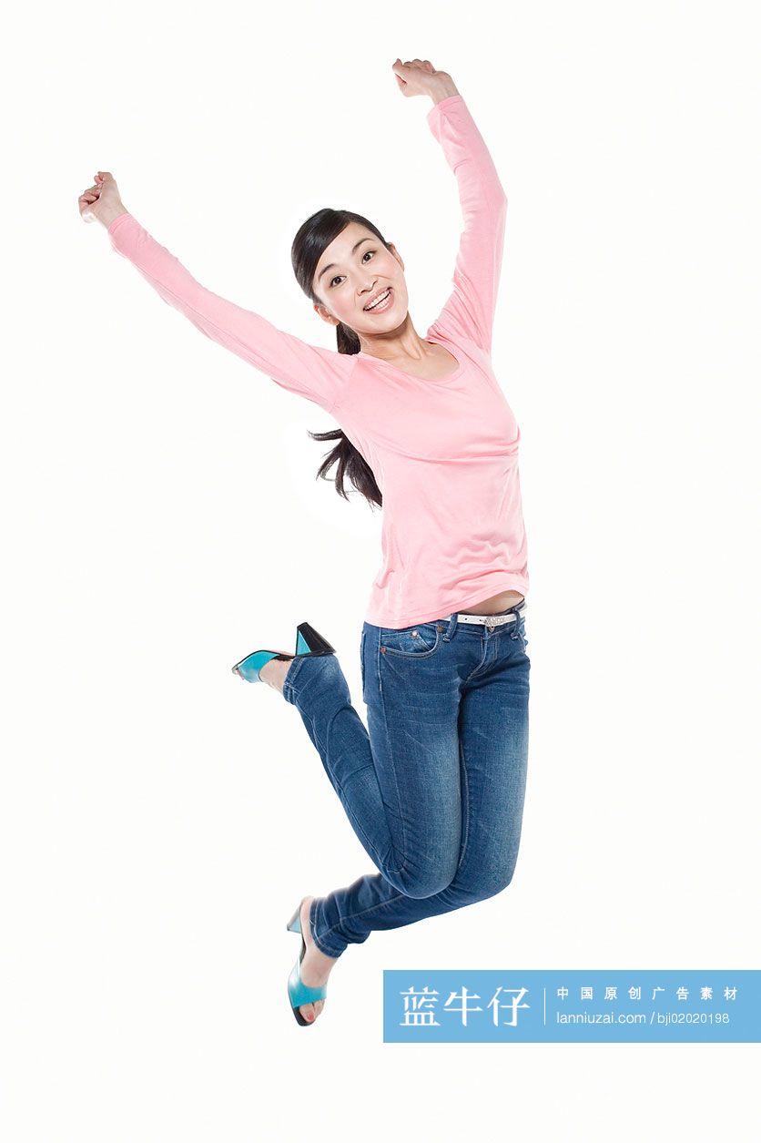 年轻女子跳跃