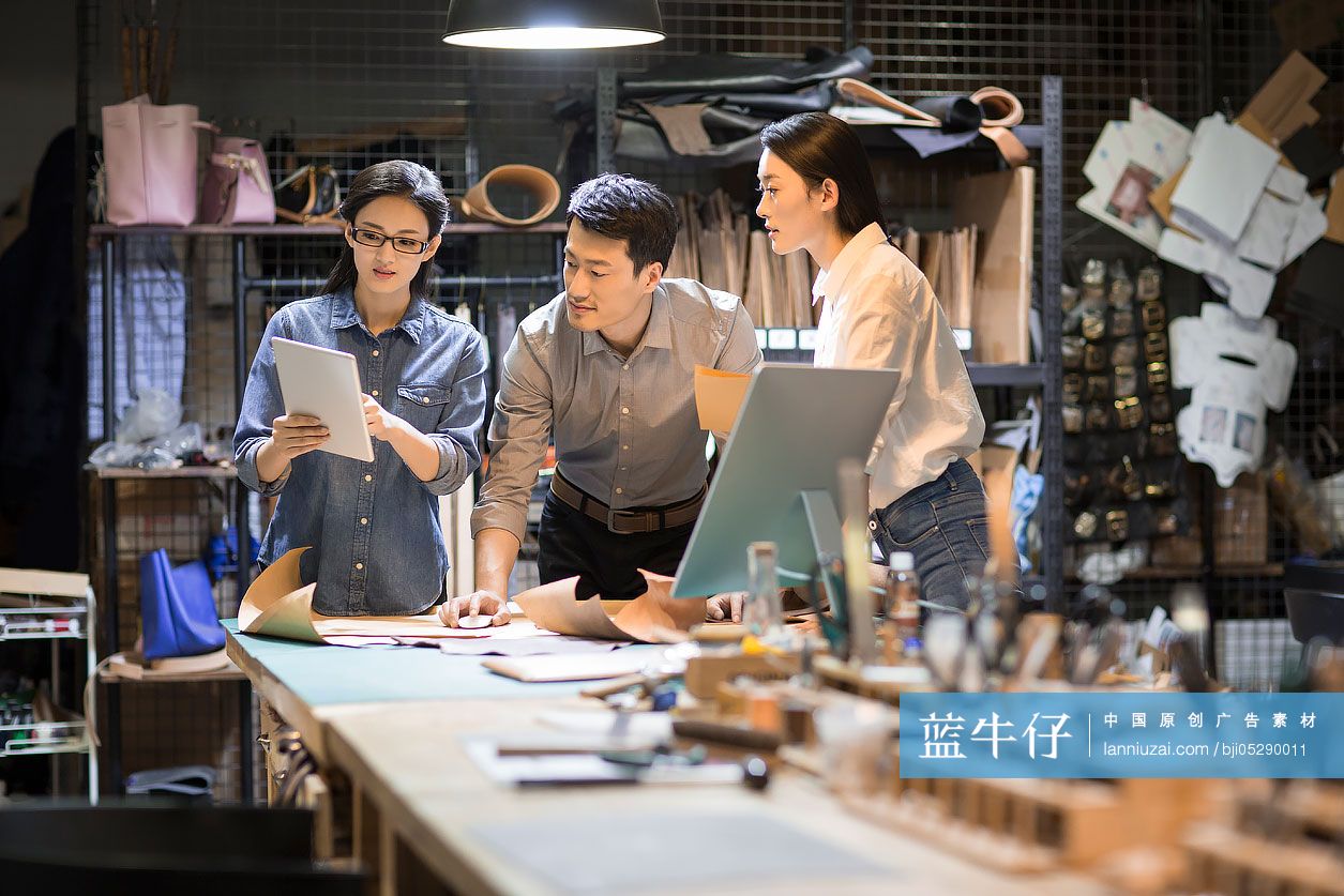 手工皮具匠人团队在工作室里讨论