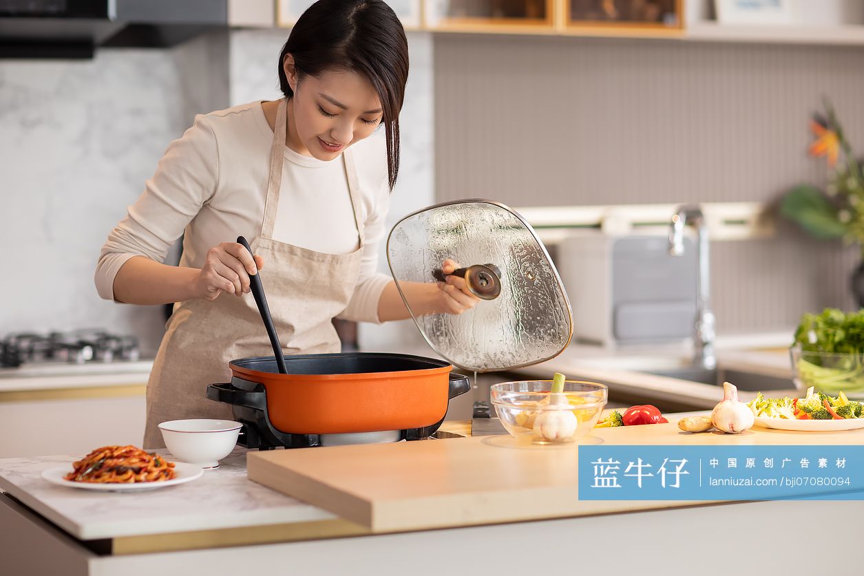 年轻女性居家做饭