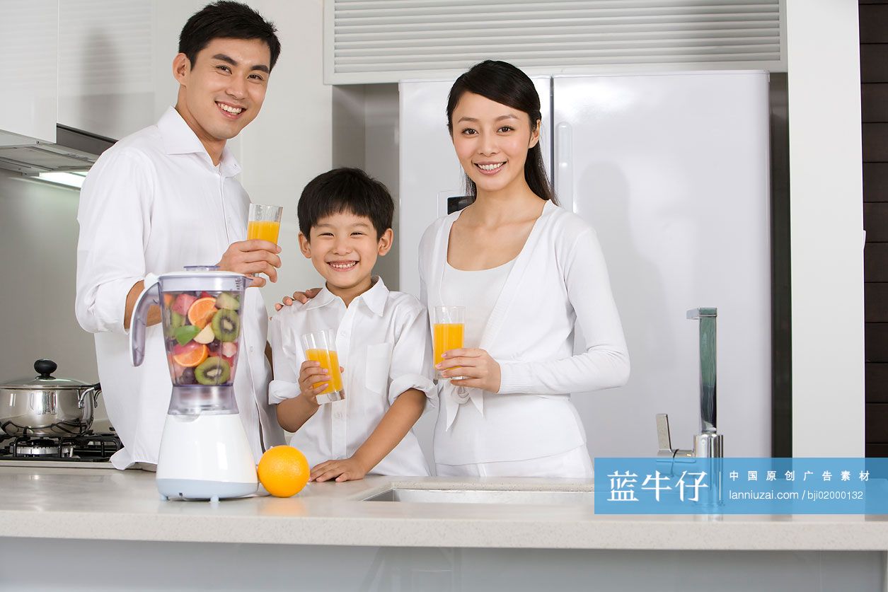 一家三口在厨房喝鲜榨果汁