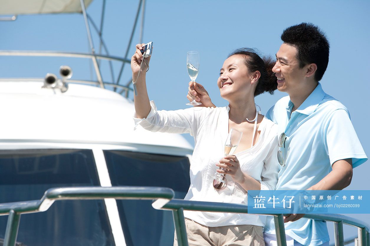 青年夫妇在游艇上拍照