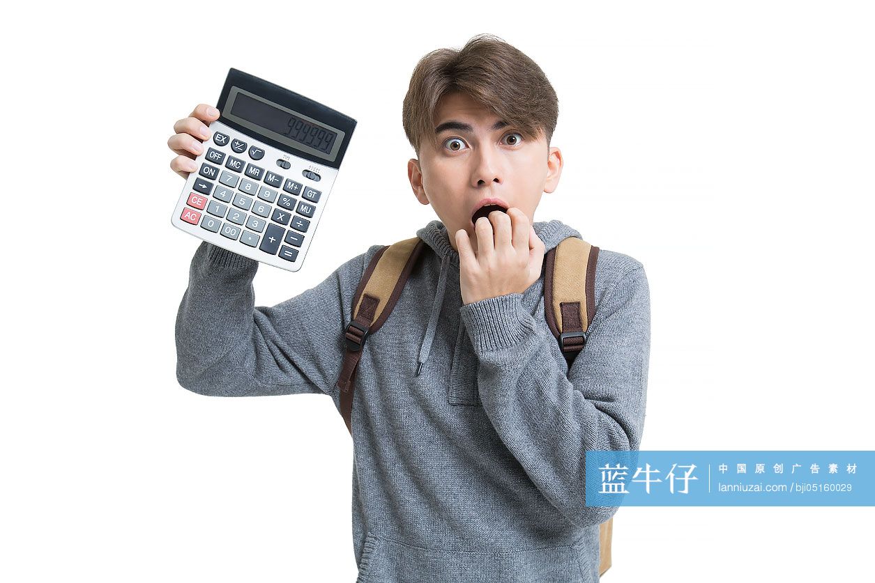 震惊的男大学生拿着计算器