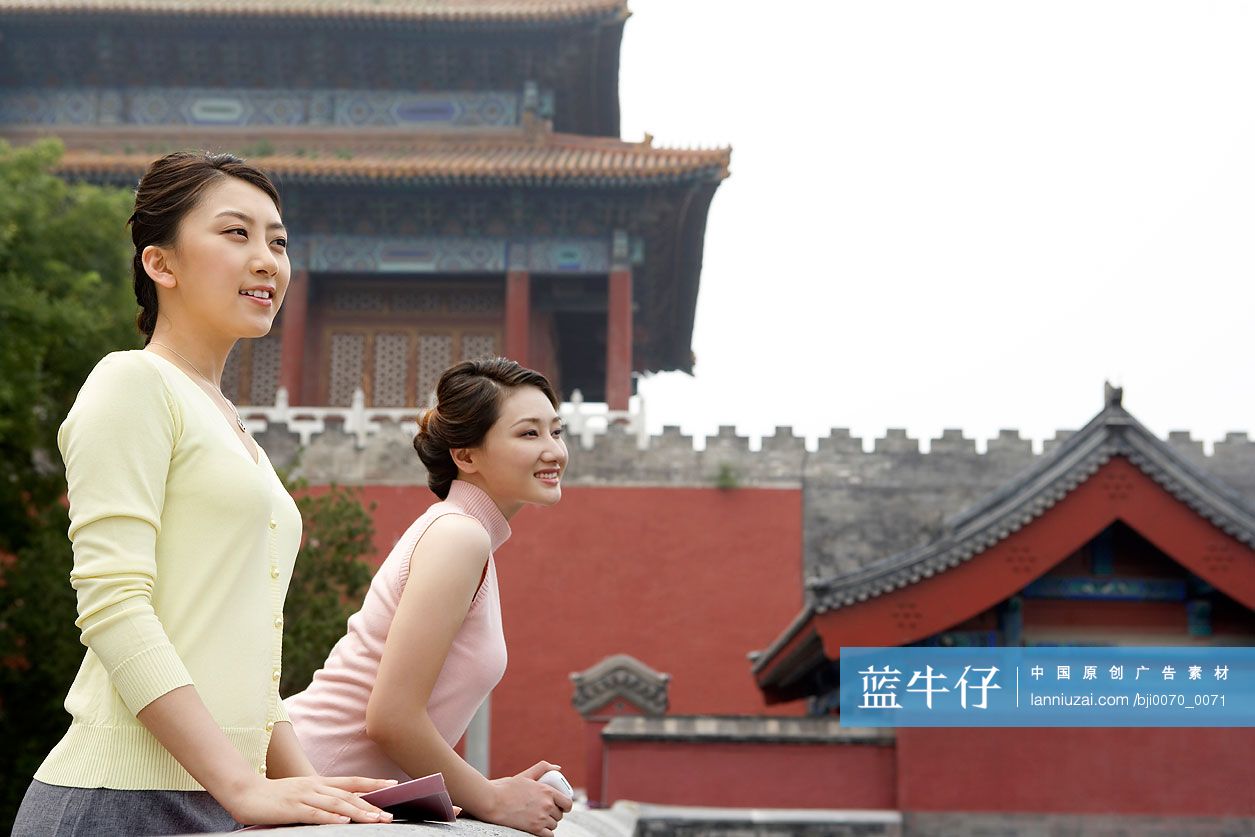 年轻女子游故宫