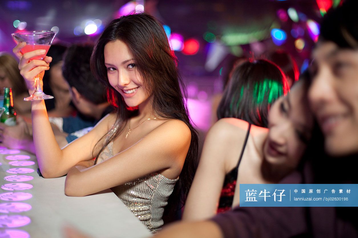 时尚年轻人在酒吧