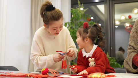 快乐家庭新年练习剪纸和书法