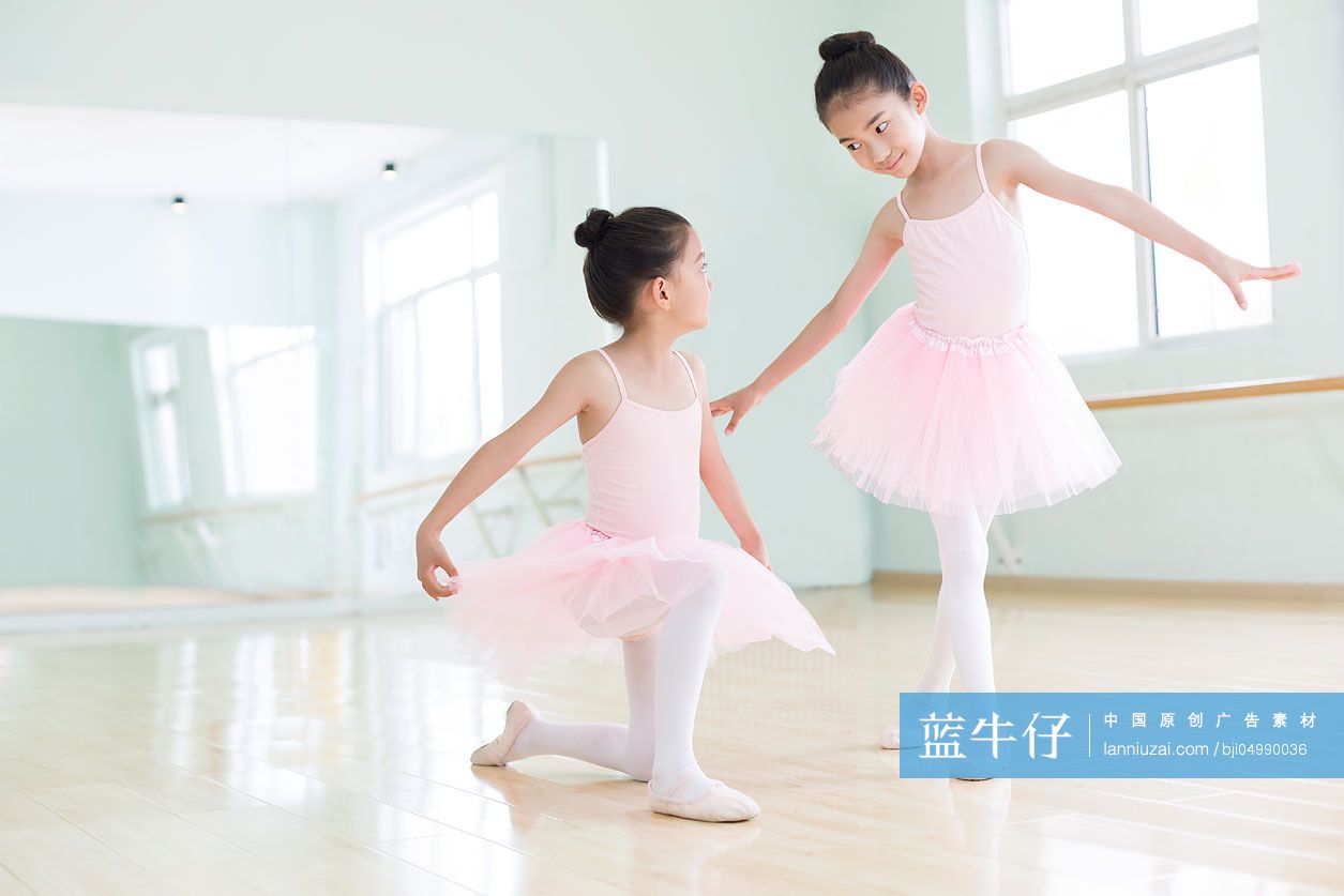 小女孩们跳芭蕾