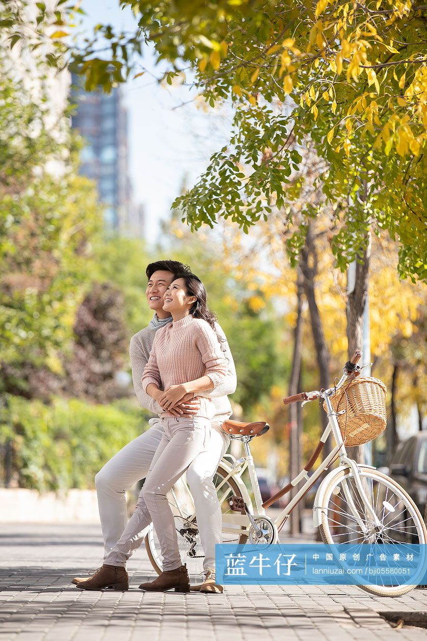 快乐的年轻情侣秋日约会