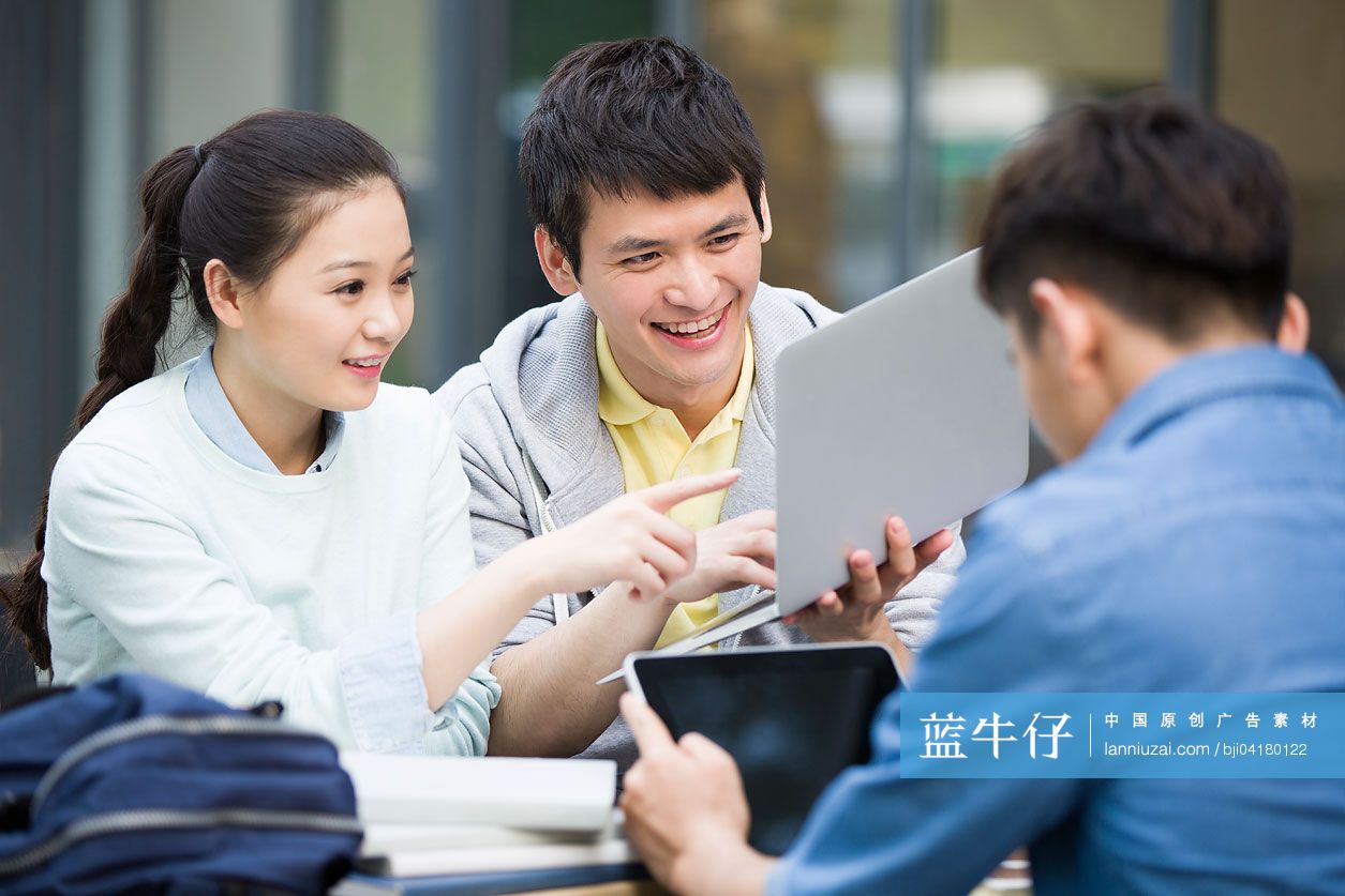 大学生朋友上自习