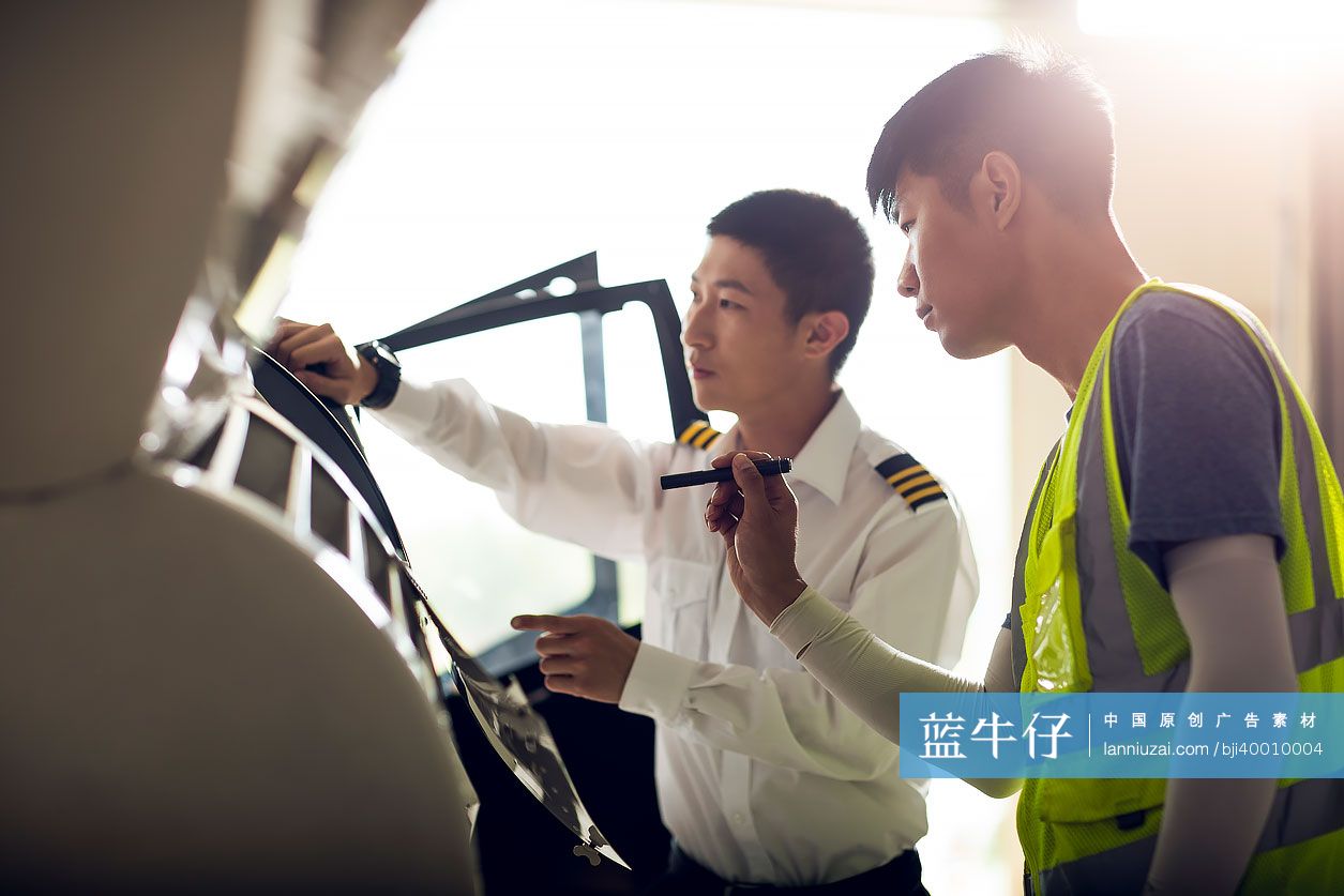 飞机修理工检修飞机