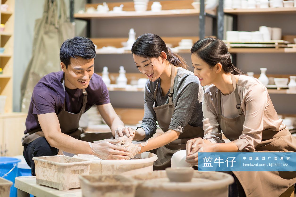 年轻女子上手工陶艺课