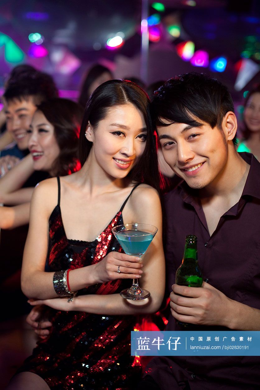 时尚年轻人在酒吧