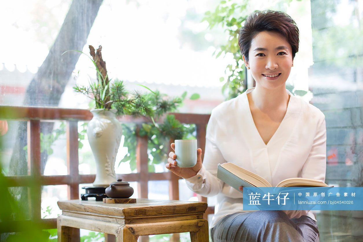 中年女子在茶馆看书