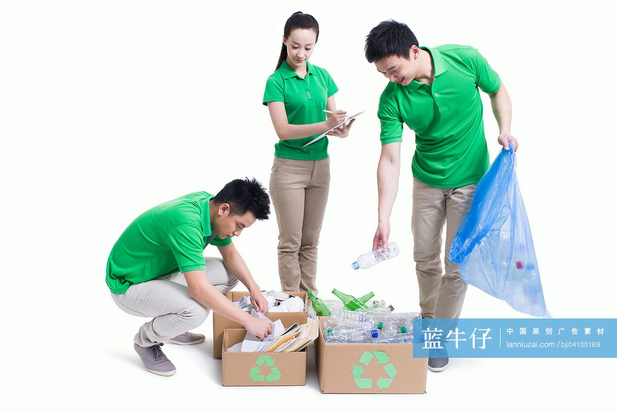 环保志愿者回收瓶子和报纸