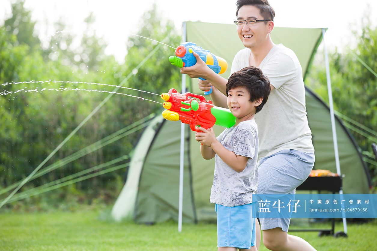 快乐的父子玩水枪