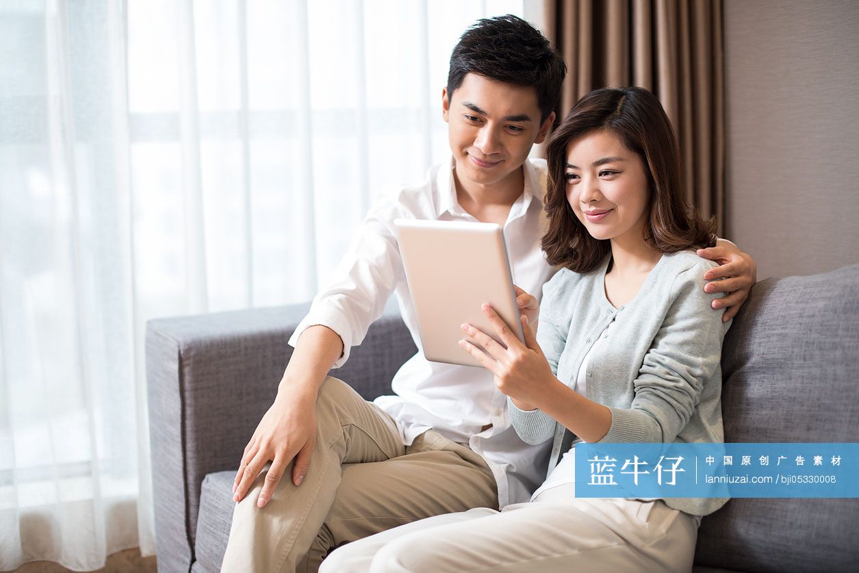年轻夫妇在家使用平板电脑-蓝牛仔影像-中国原创广告影像素材