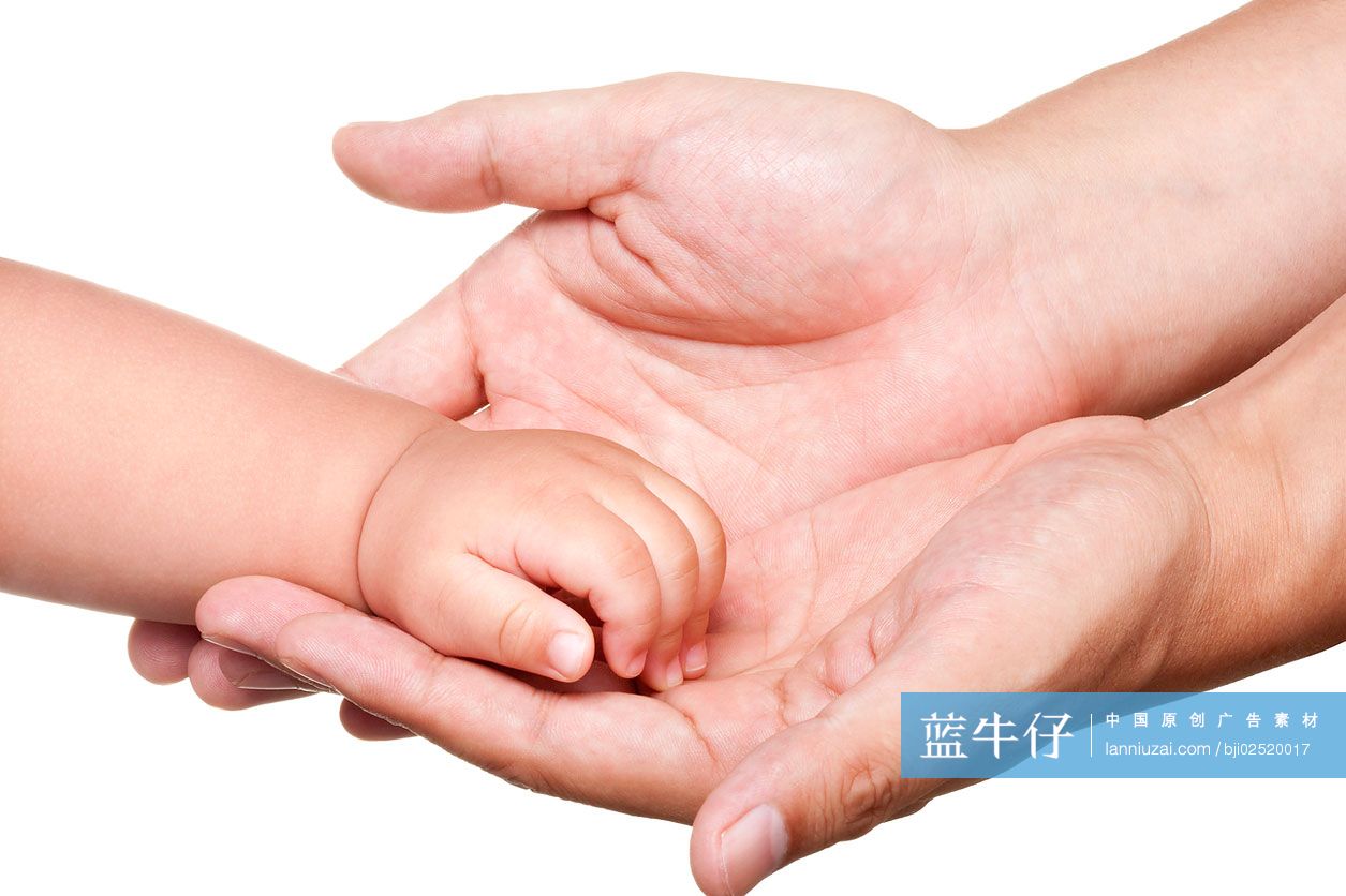 婴儿和成人手部特写
