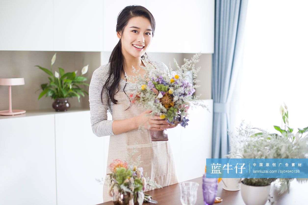 年轻女子在家插花