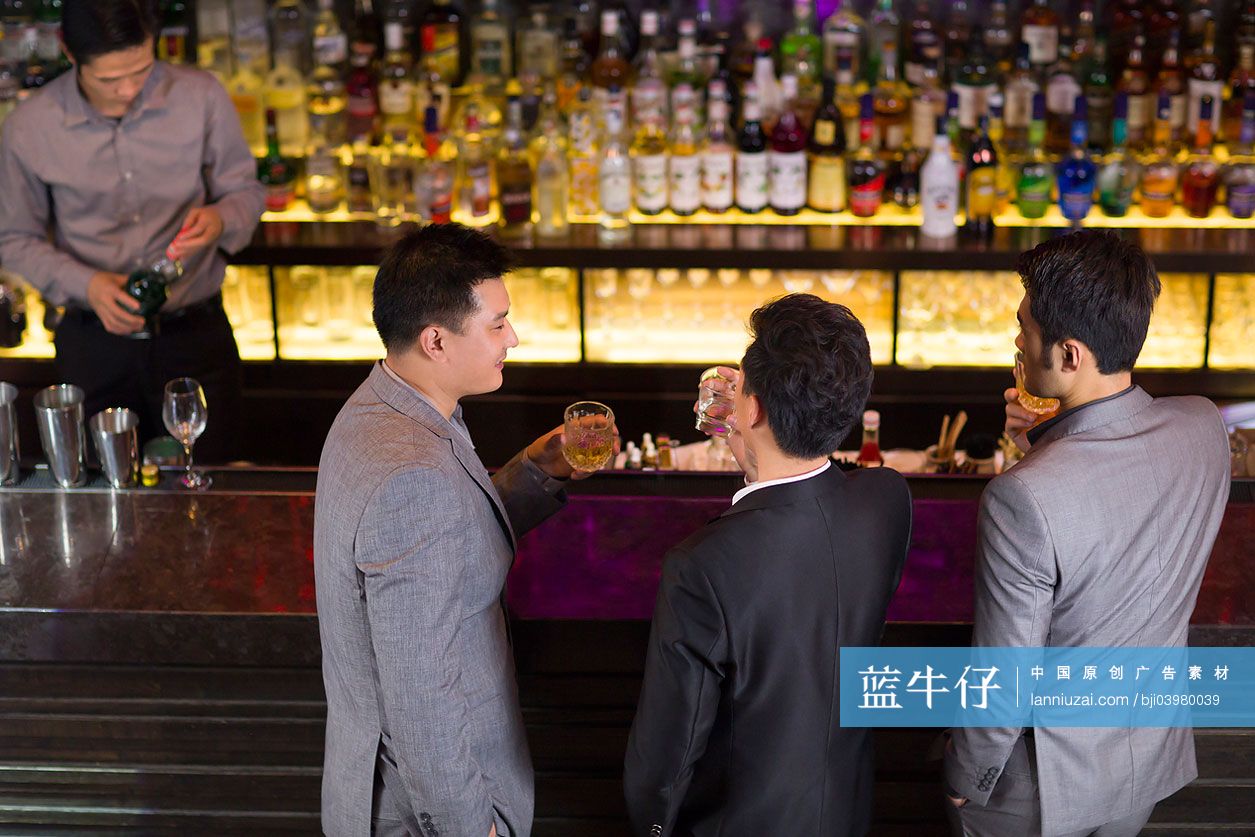 友人在酒吧喝酒聊天