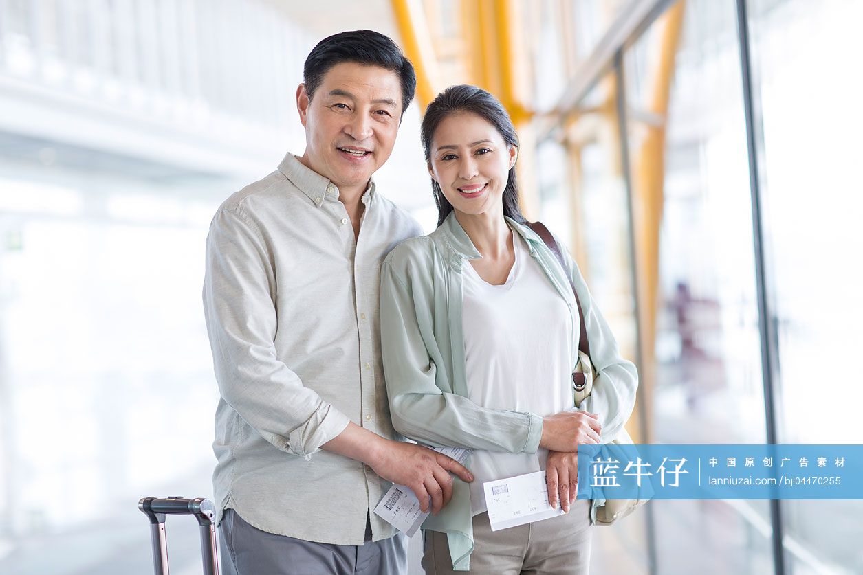 成熟中年夫妇在机场候机