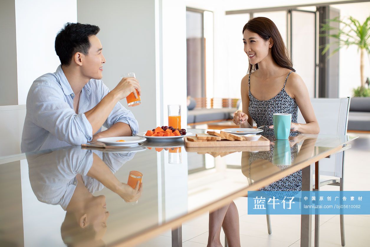 年轻情侣在酒店吃早餐