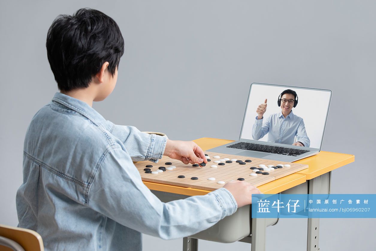 男孩上网课学习下围棋