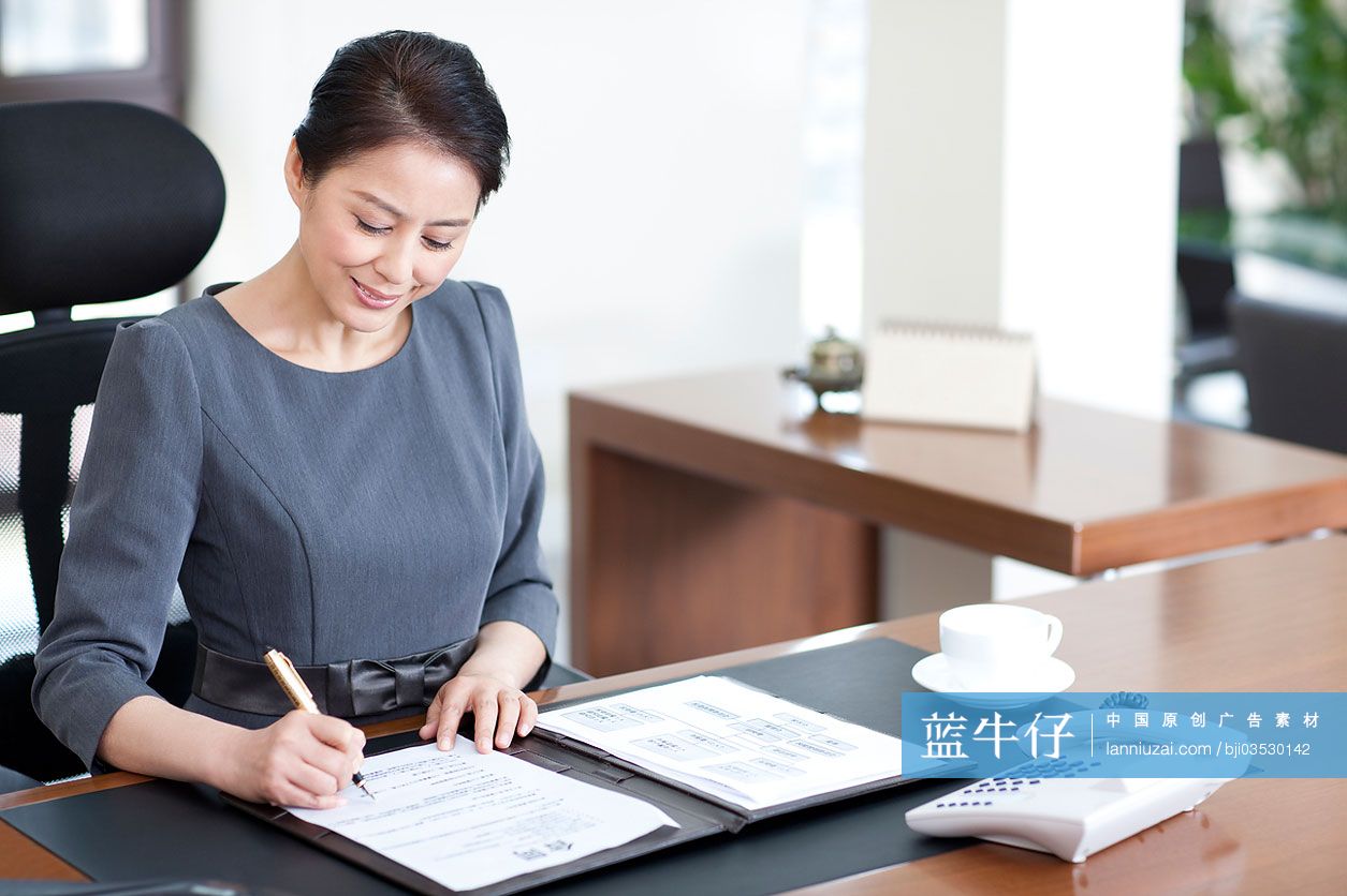 职场女性签署合同